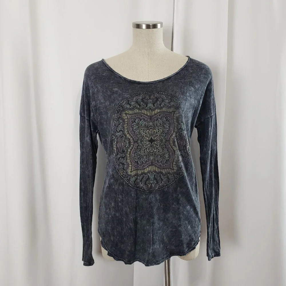 Signorelli Washed Out Distressed Graphic Bohemian Top Medium - Picture 2 of 12
